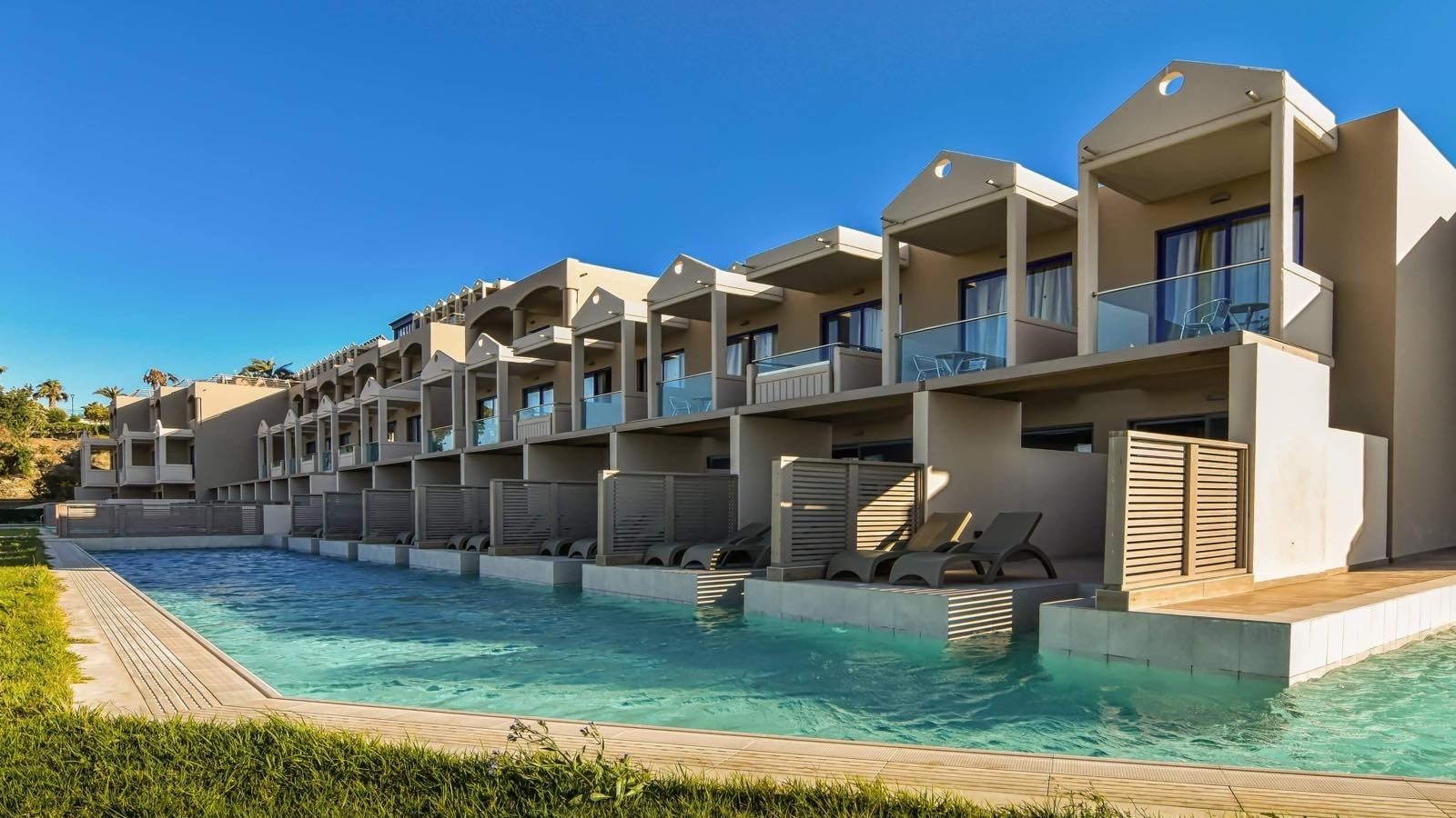 rooms-family-deluxe-swimup-sea-view