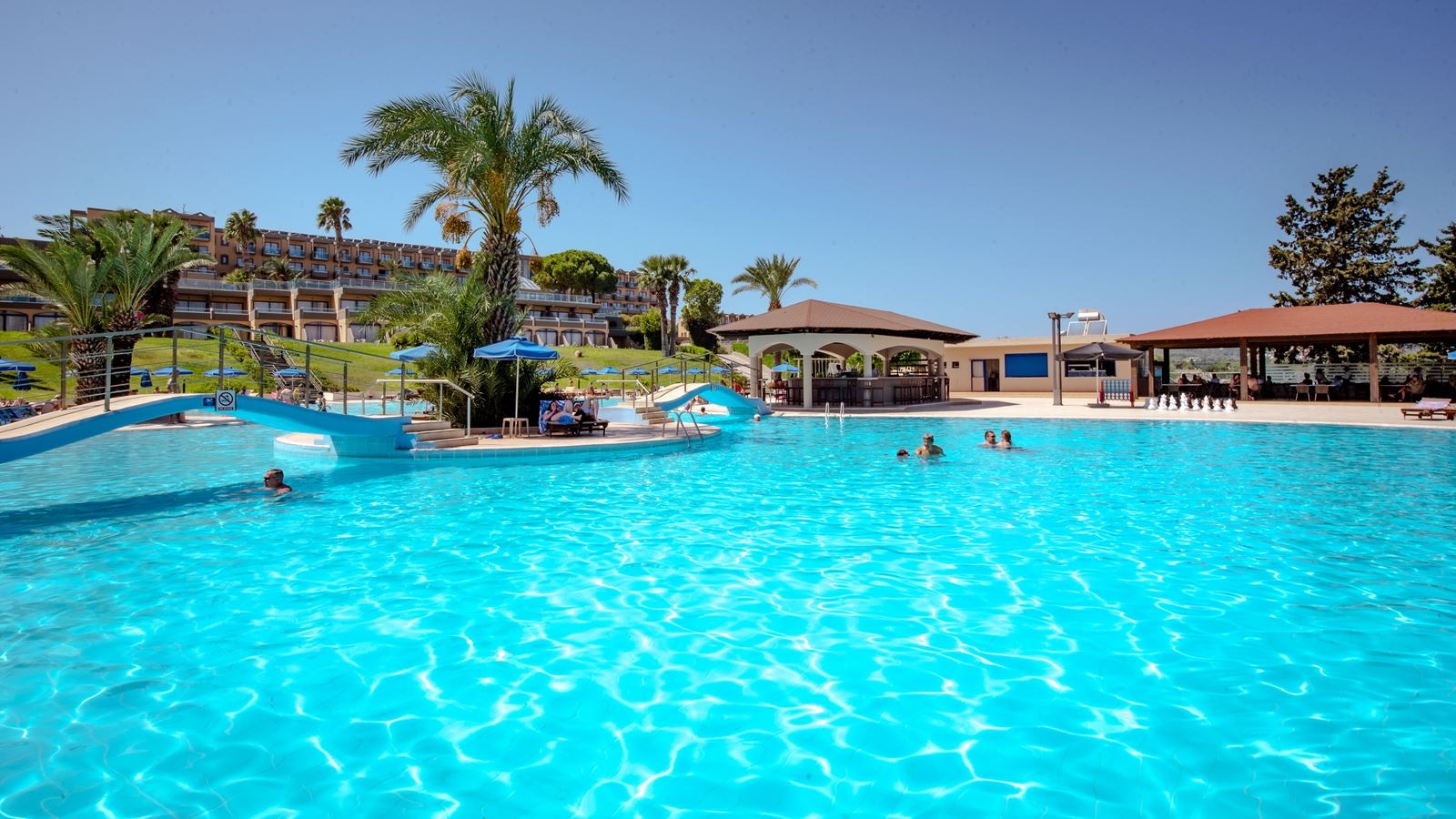 restaurants-kitchen-pool-bar-restaurant