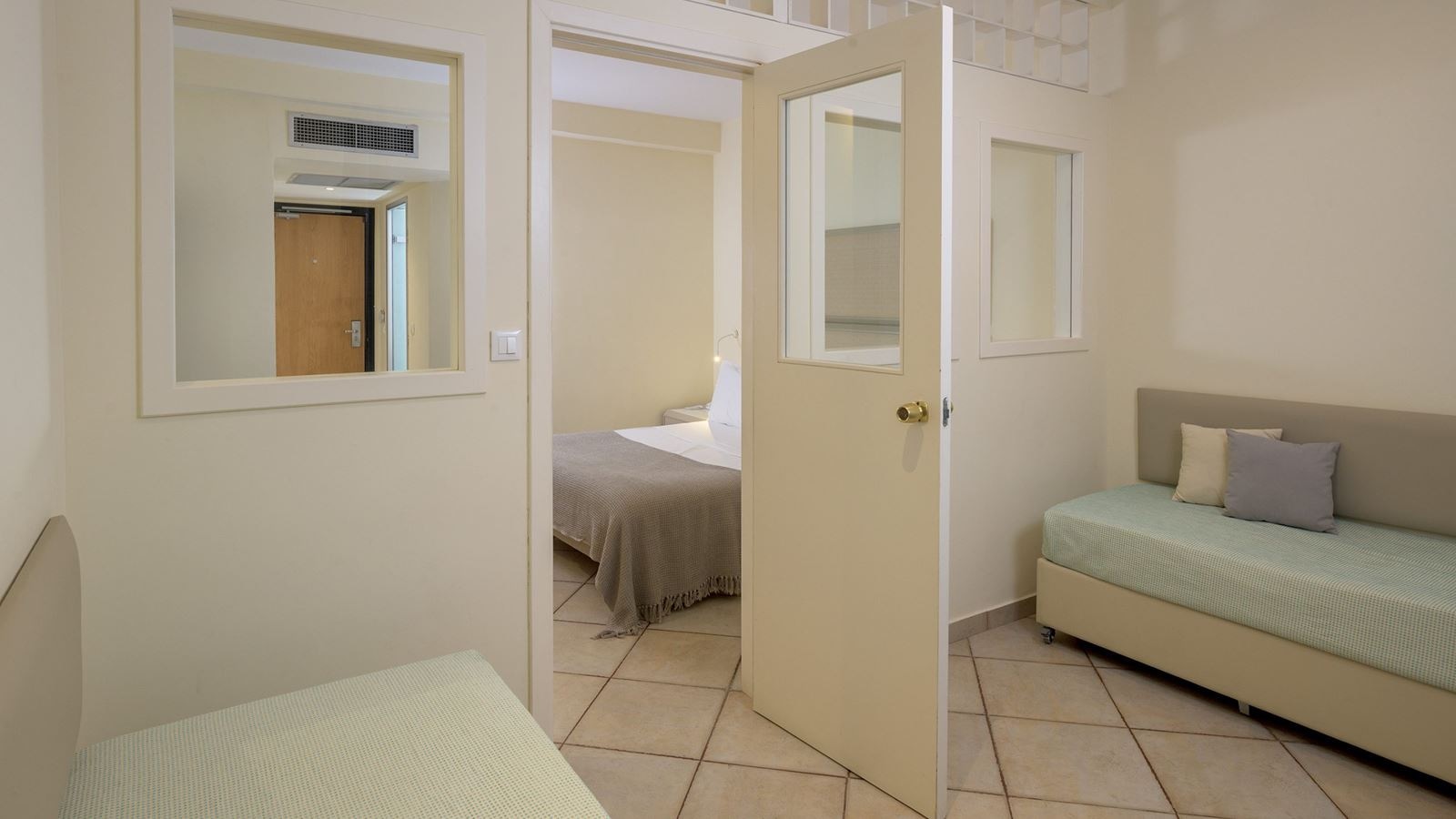 rooms-room-family-sliding-door-sideseaview-balcony