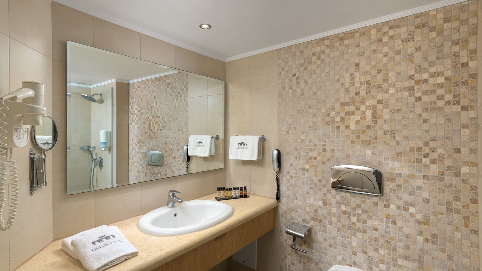 rooms-family-room-pool-side