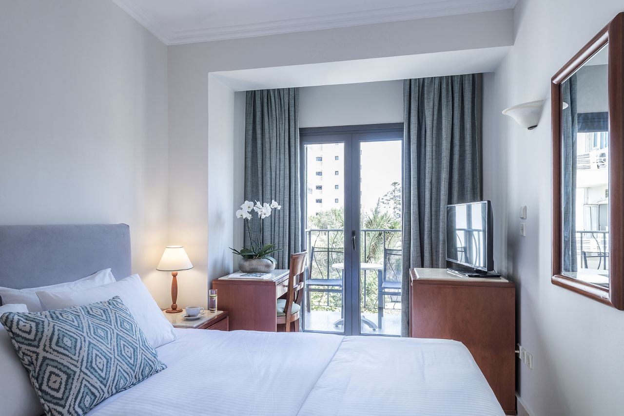 rooms-room-double---side-sea-view-with--french-balcony