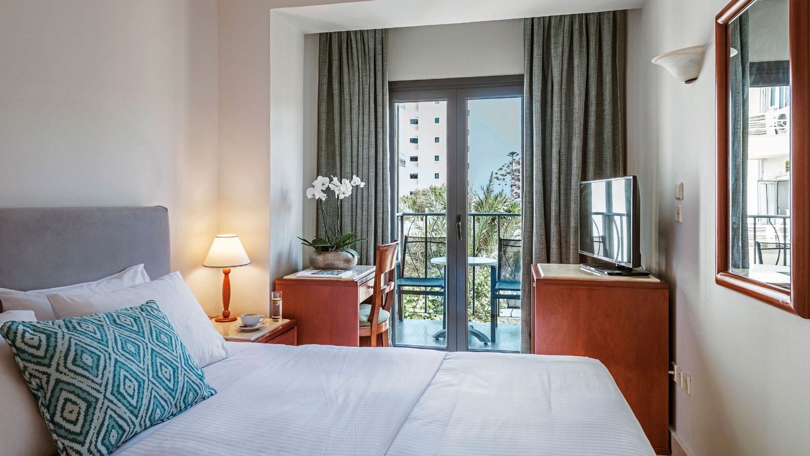 rooms-room-double---side-sea-view--balcony