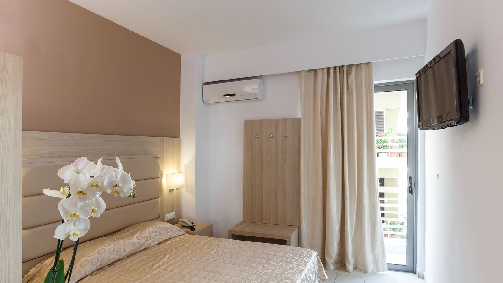 rooms-single-room-land-view