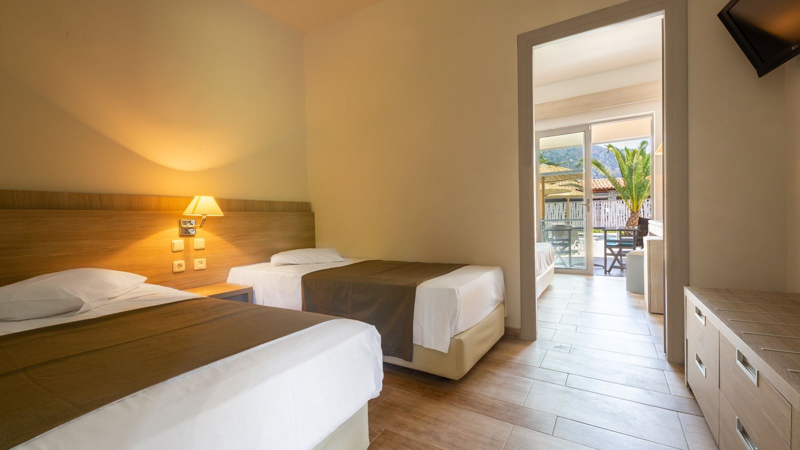 rooms-suite-family-1-bedroom-shared-pool