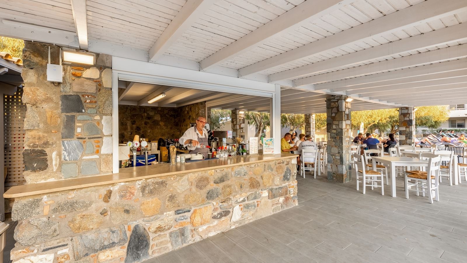 restaurants-amphitheater-pool-bar