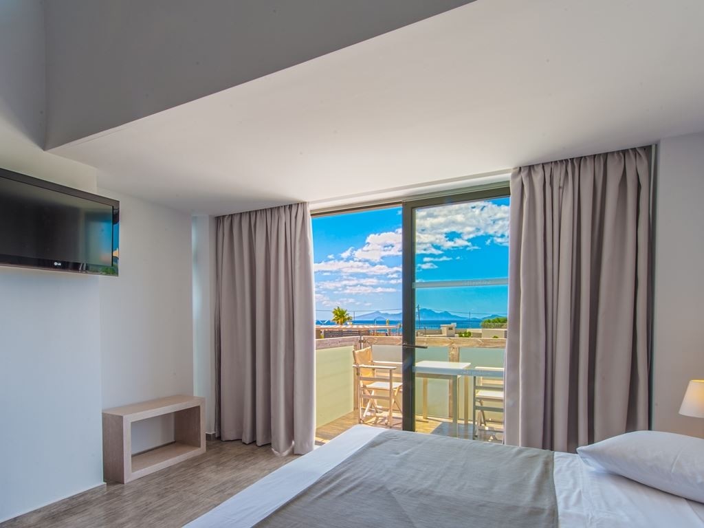 rooms-twin-room--sea-view-with-balcony