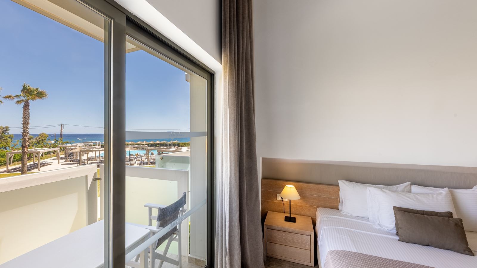 rooms-twin-room--sea-view-with-balcony