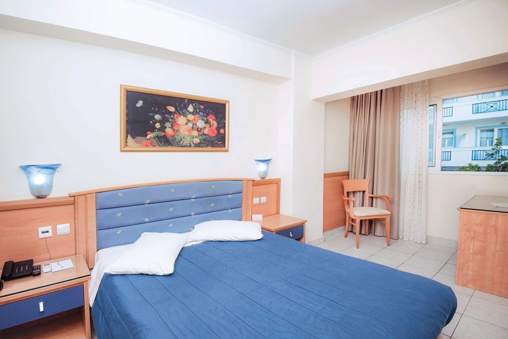 rooms-family-room-or-one--bedroom-apartment