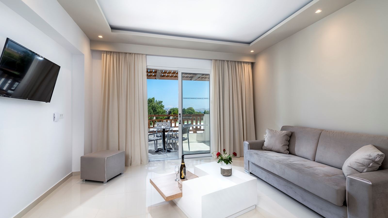 rooms-deluxe-family-room-pool-view-balcony