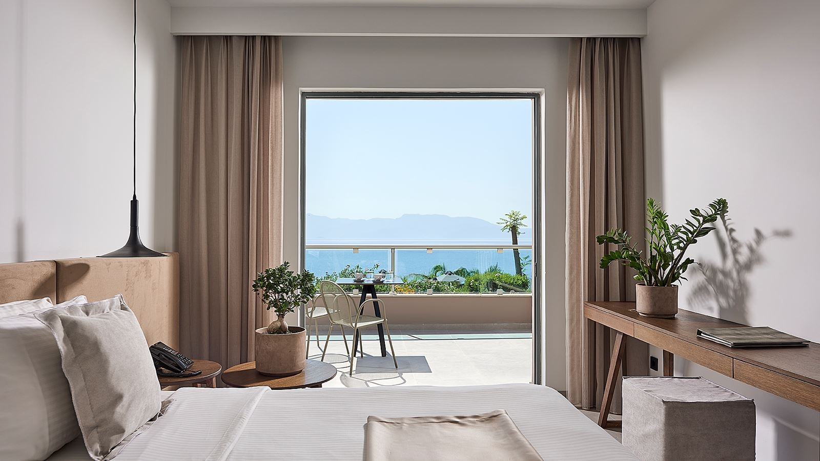 rooms-premium-double-room-sea-front-balcony