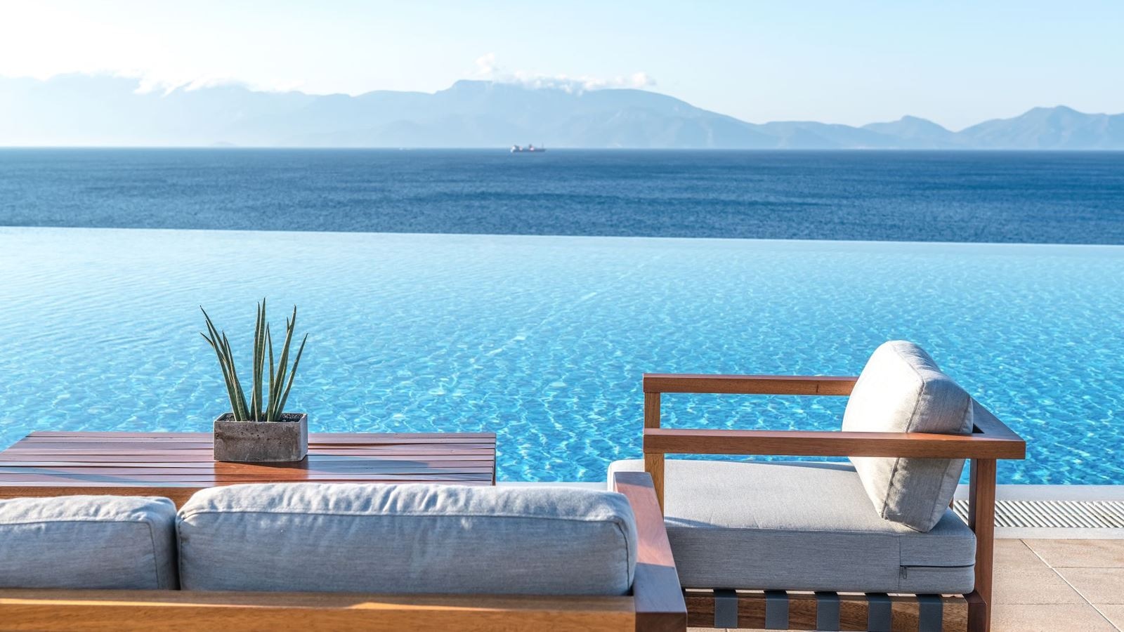 bars-infinity-pool-bar