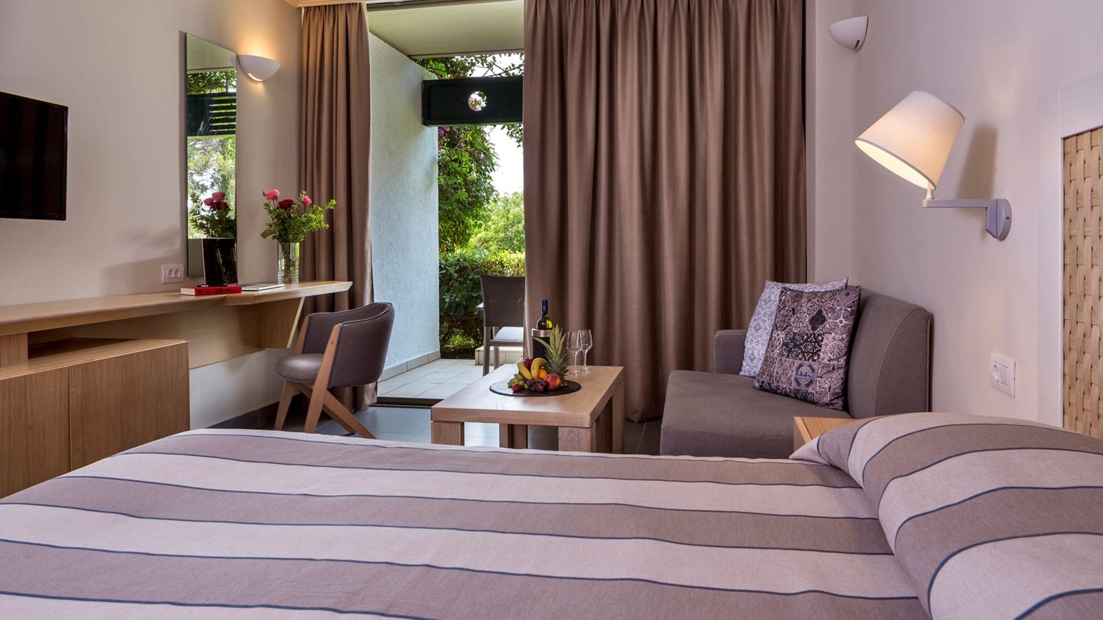 rooms-single-main-building-or-bungalow-garden-view