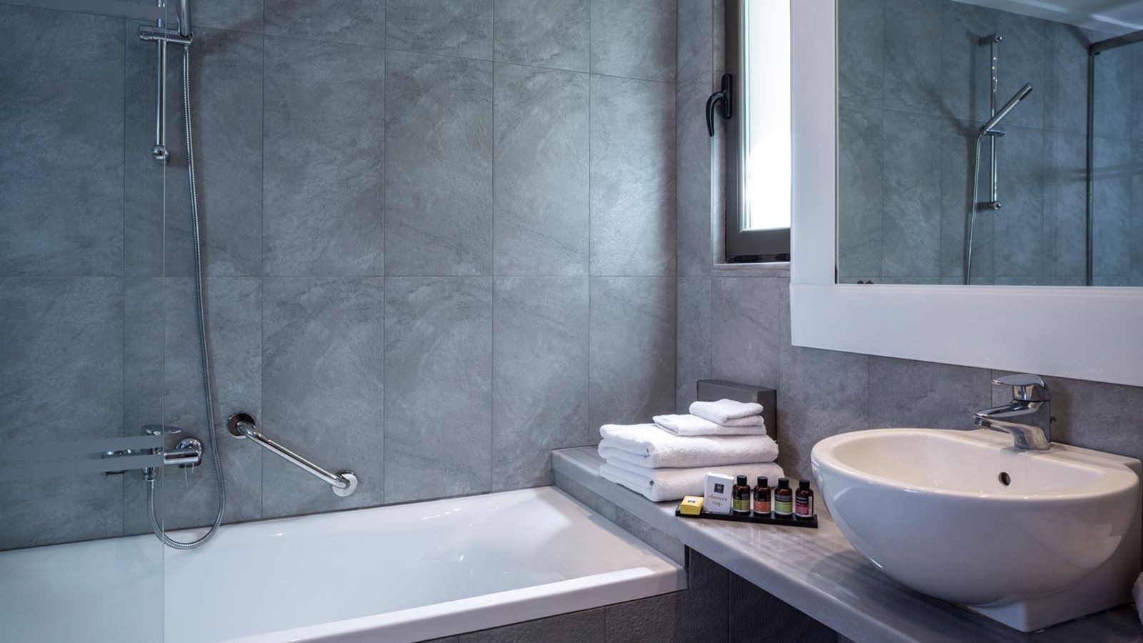 rooms-single-main-building-or-bungalow-sea-front