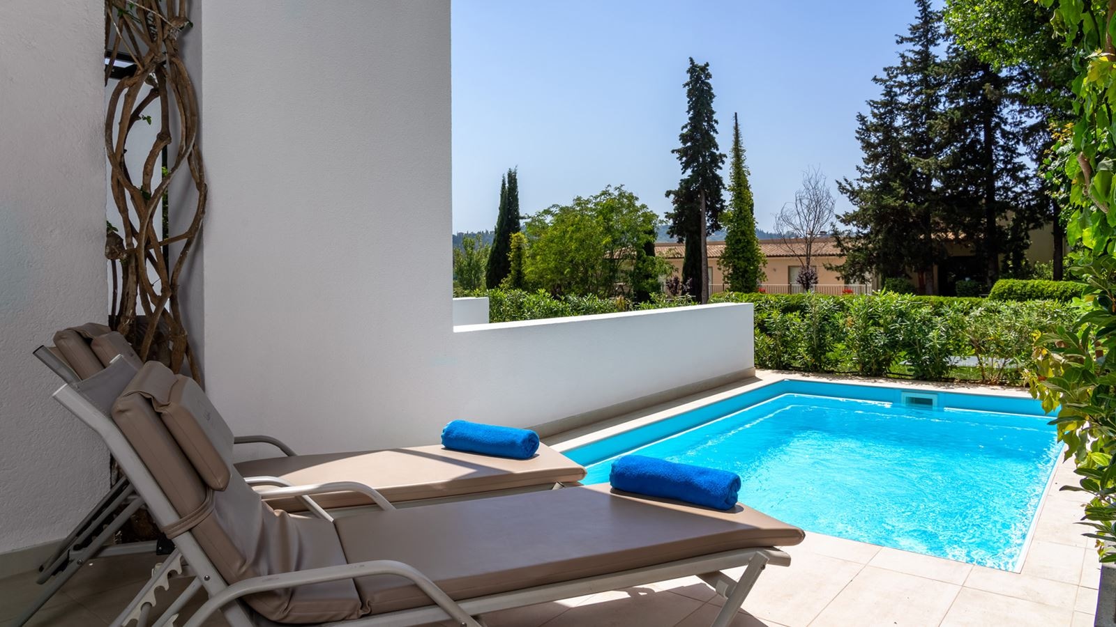 rooms-double-main-building-or-bungalow-garden-view-private-pool