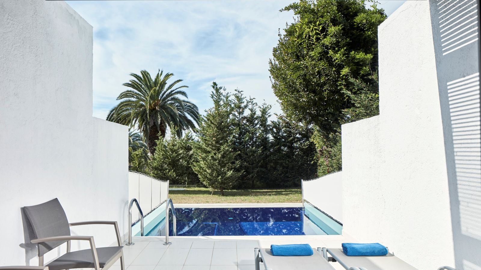 rooms-double-main-building-or-bungalow-garden-view-private-pool