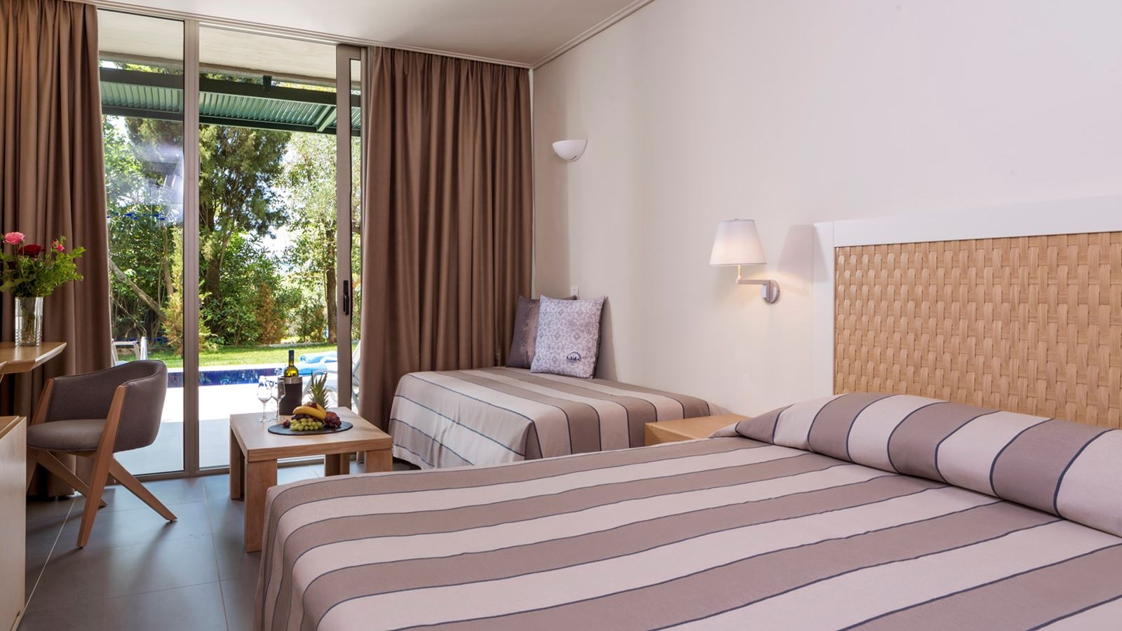 rooms-single-main-building-or-bungalow-garden-view-private-pool