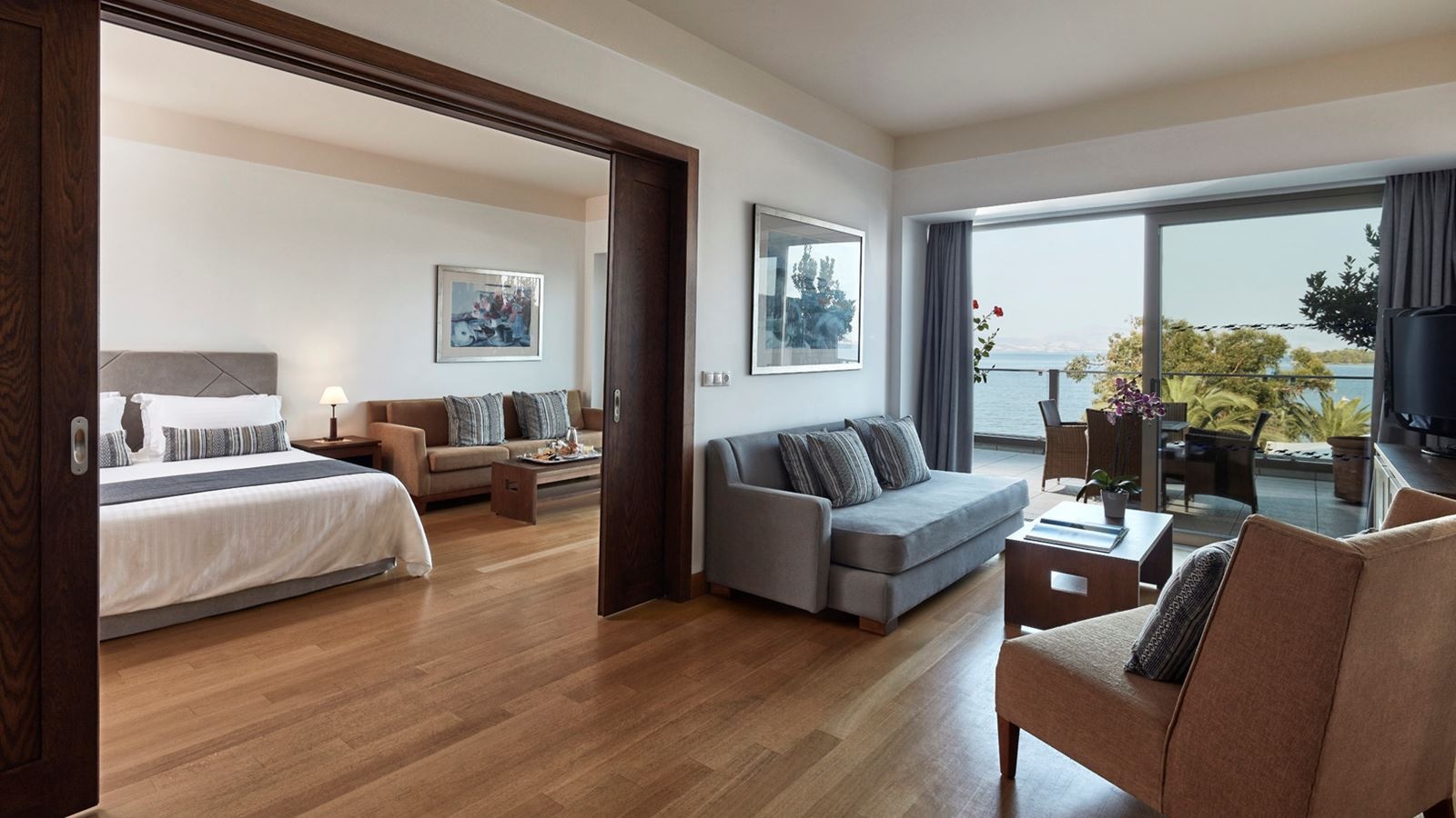 rooms-deluxe-1-bedroom-suite-sea-view-main-building