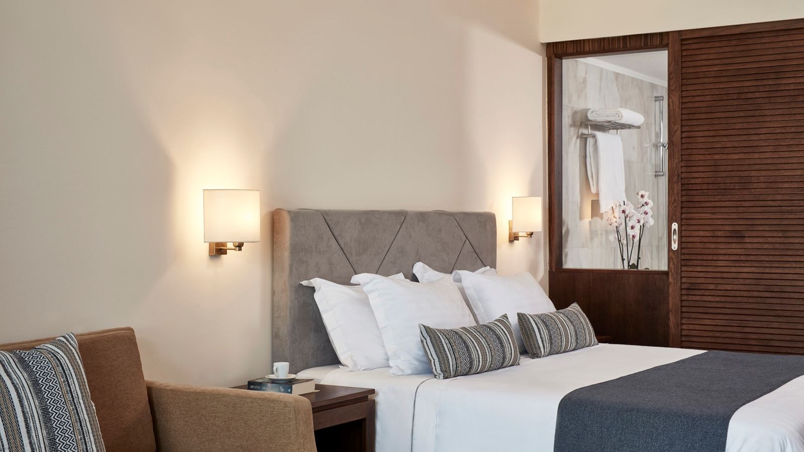 rooms-junior-suite-bungalow-sea-front-with-private-pool