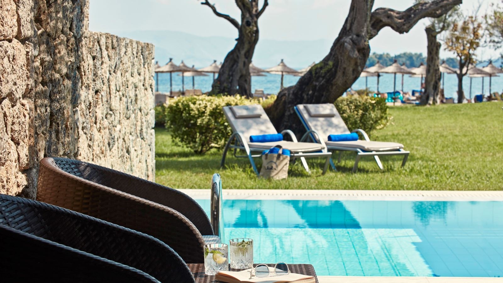 rooms-junior-suite-bungalow-sea-front-with-private-pool