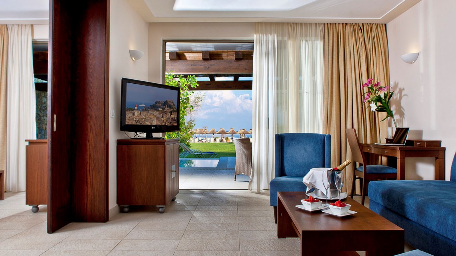 rooms-executive-1-bedroom-suite-bungalow-sea-front-with-private-pool