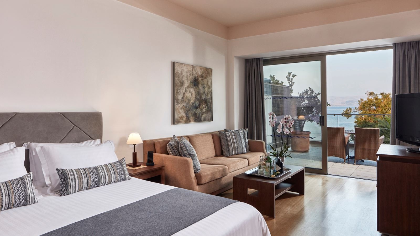 rooms-executive-2-bedroom-suite-sea-view-main-building