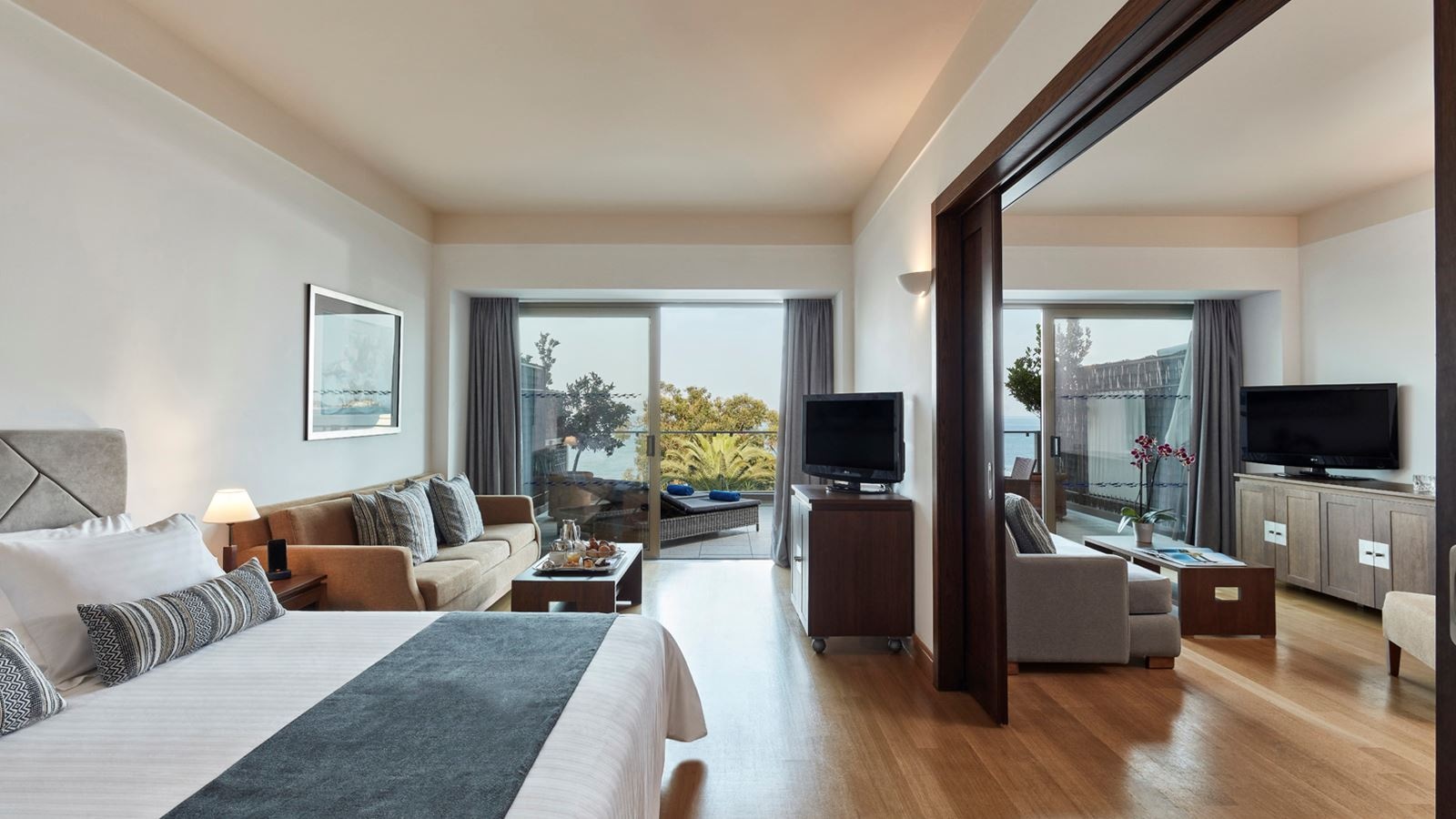 rooms-executive-2-bedroom-suite-sea-view-main-building