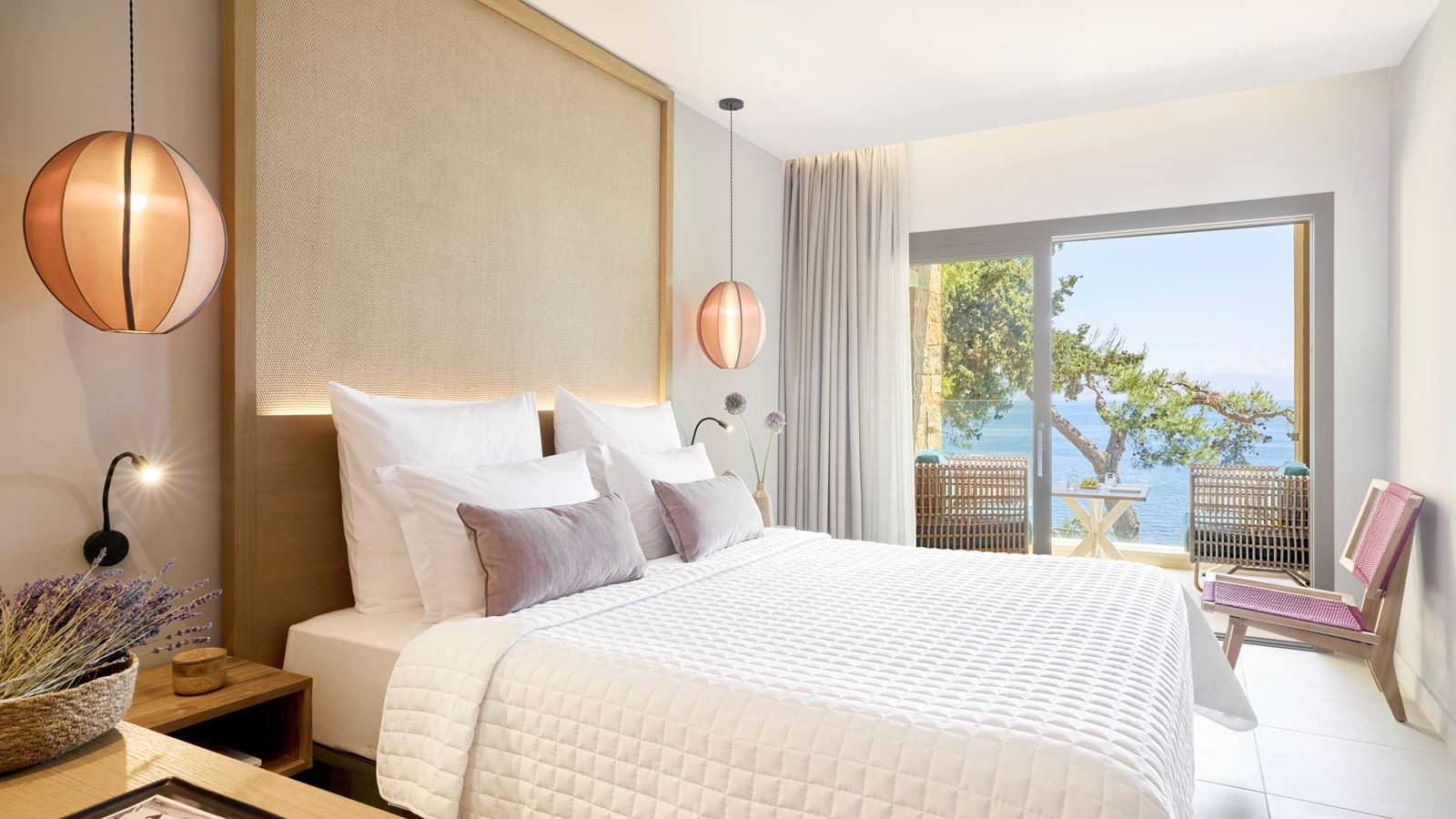 rooms-deluxe-bungalow-room-sea-view