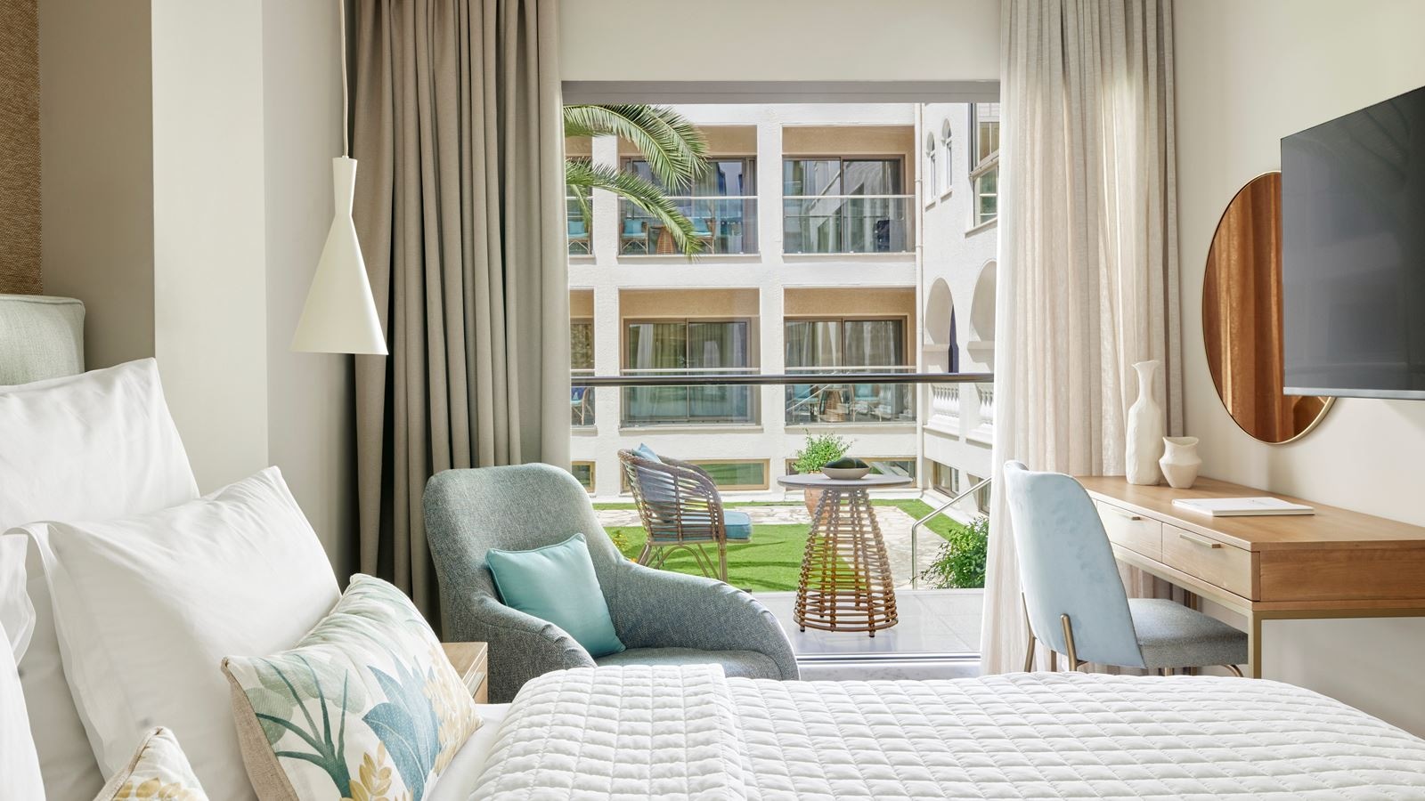 rooms-family-room-garden-resort-view