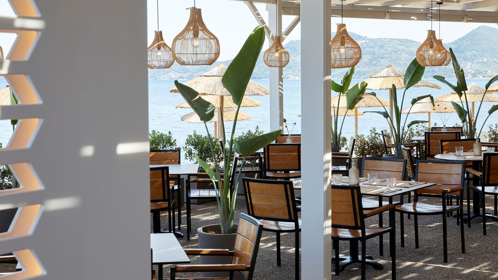 restaurants-deck-bar--grill