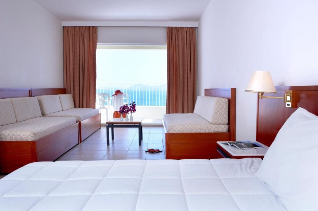 rooms-large-family-room-main-building-sea-view