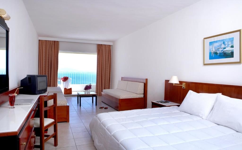 rooms-large-family-room-main-building-sea-view