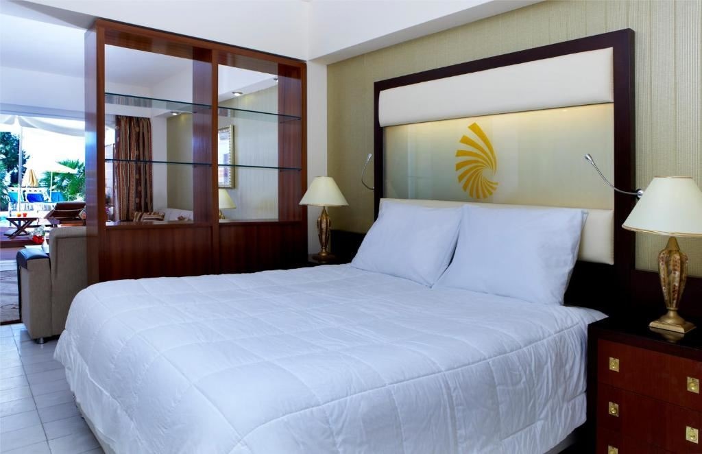 rooms-junior-suite-pool-front