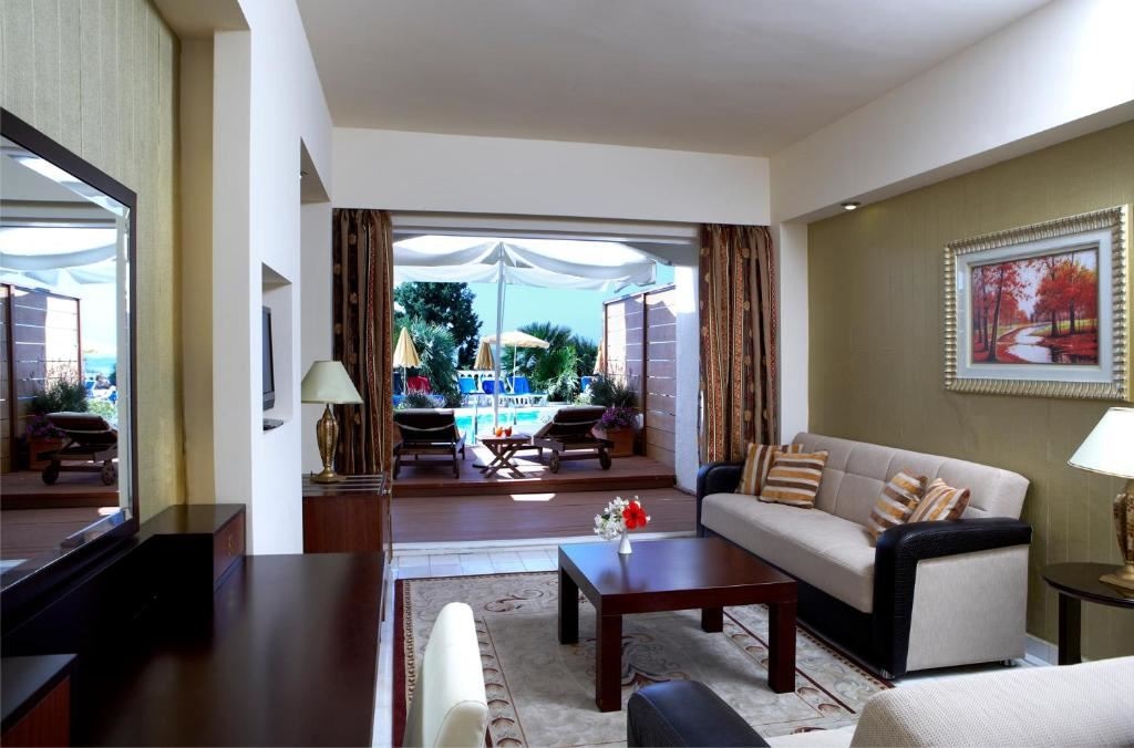 rooms-junior-suite-pool-front