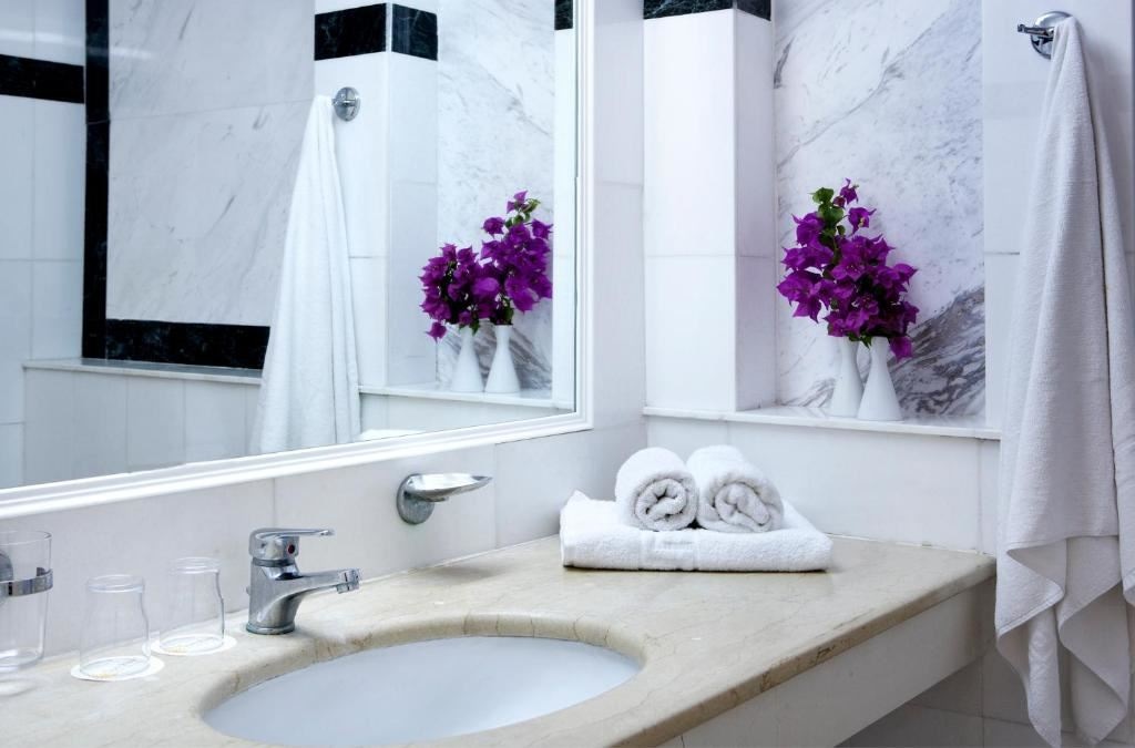 rooms-suite-pool-front