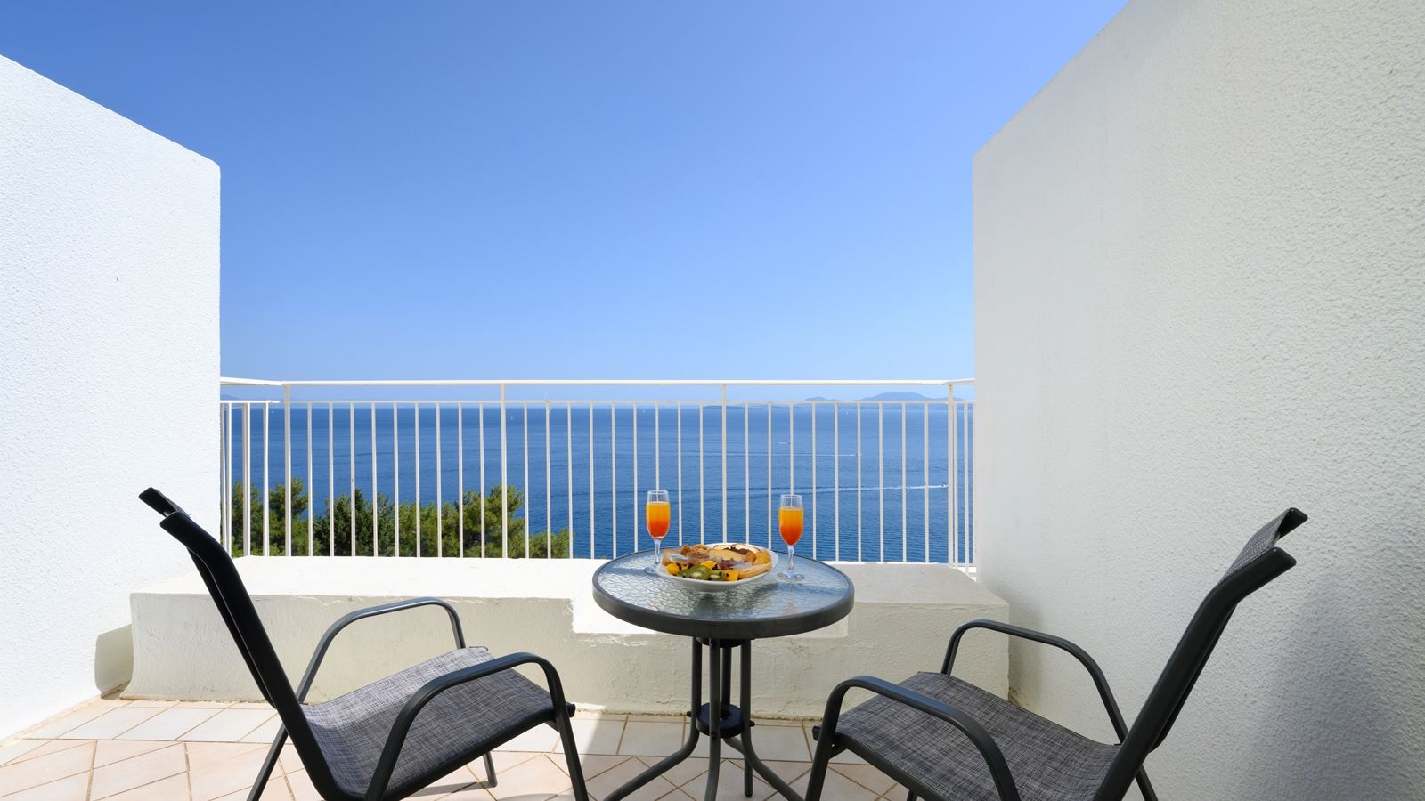 rooms-family-room-main-building-sea-view