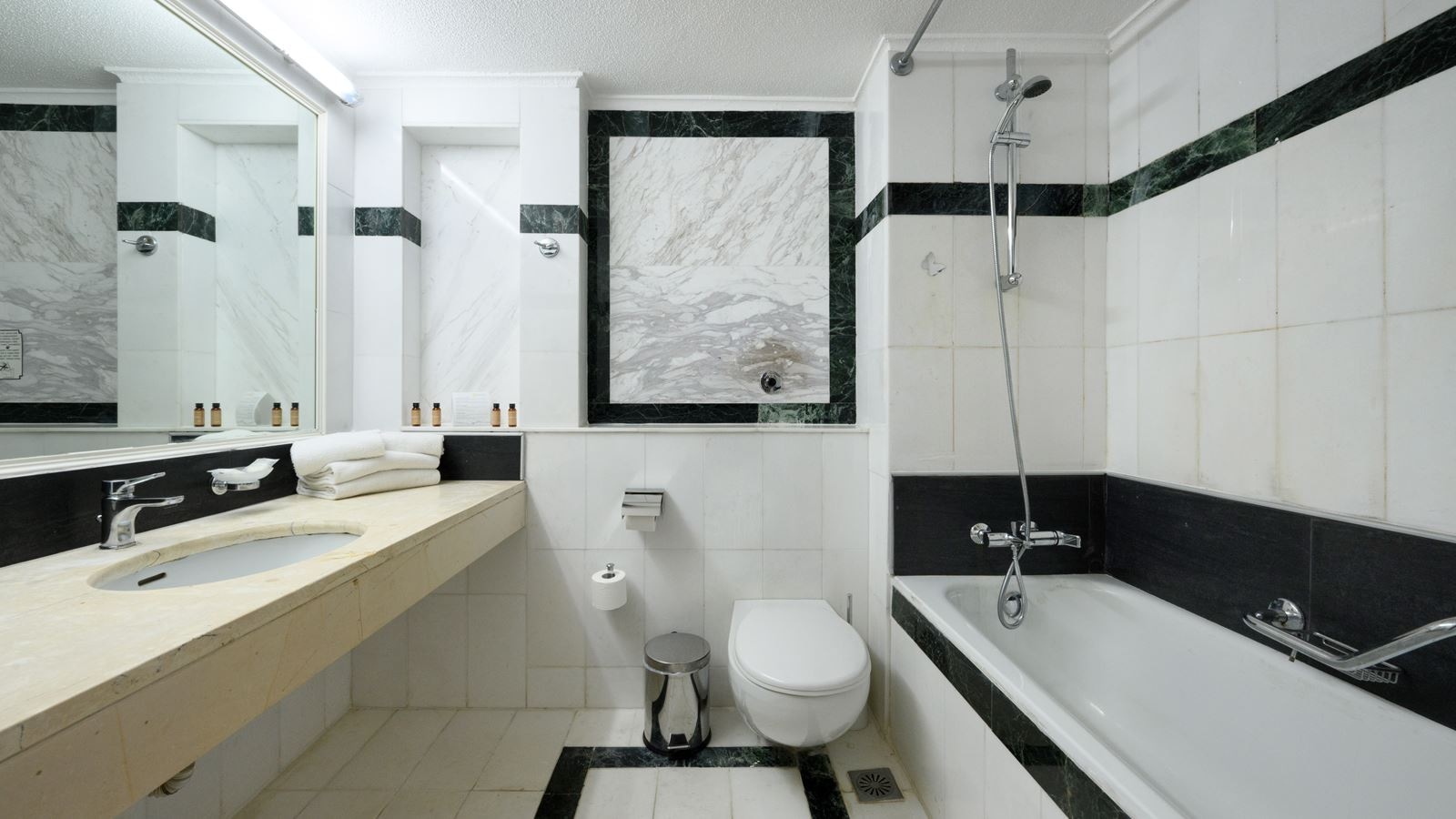 rooms-family-room-main-building-sea-view