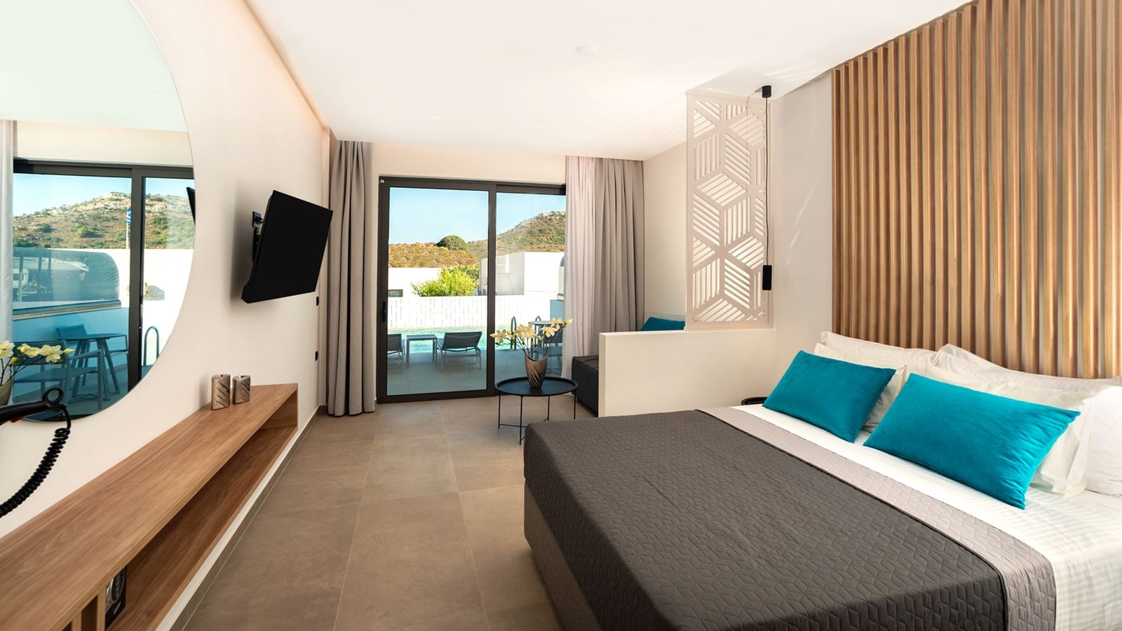 rooms-suite-sharing-pool