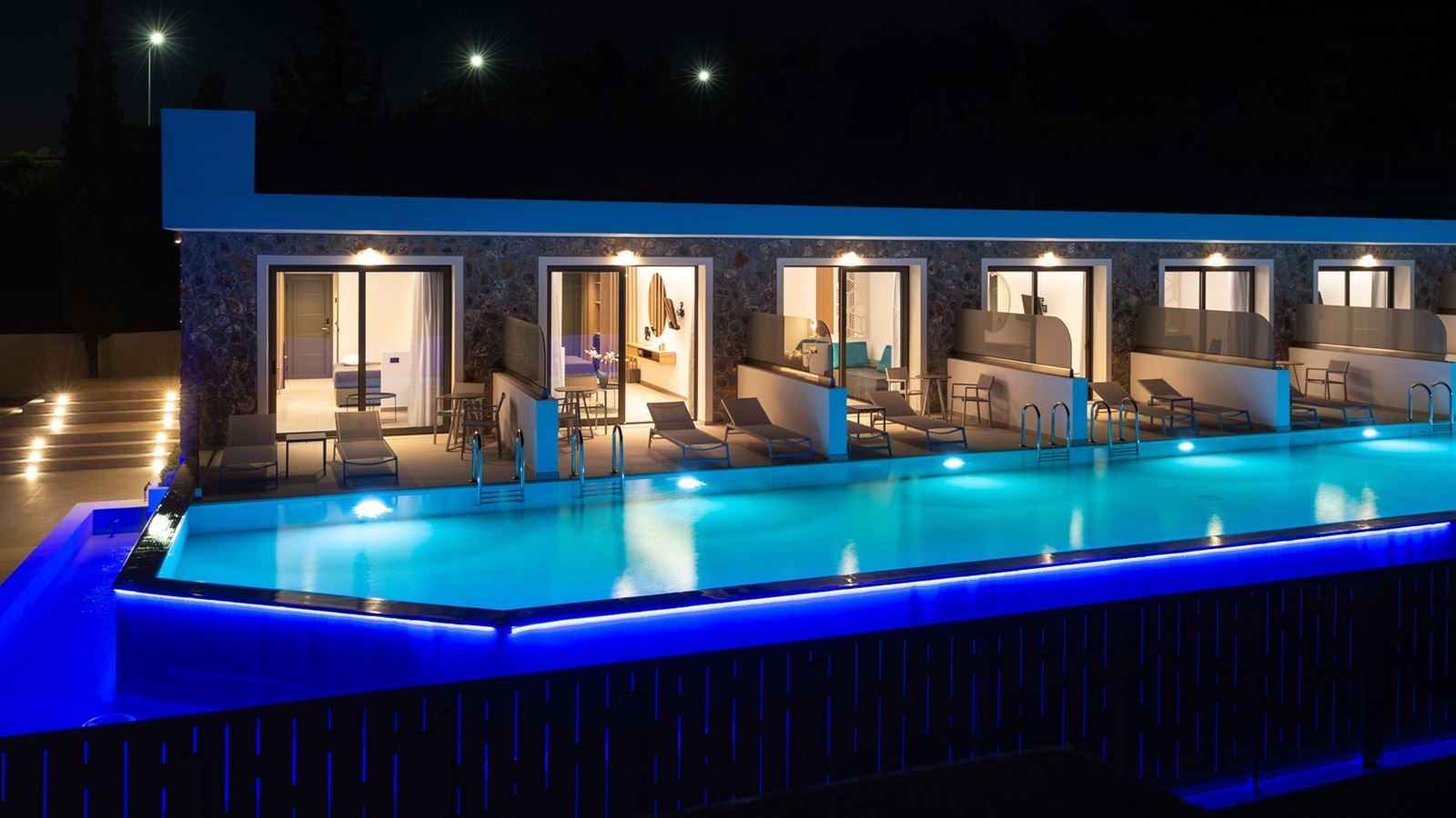 rooms-suite-sharing-pool