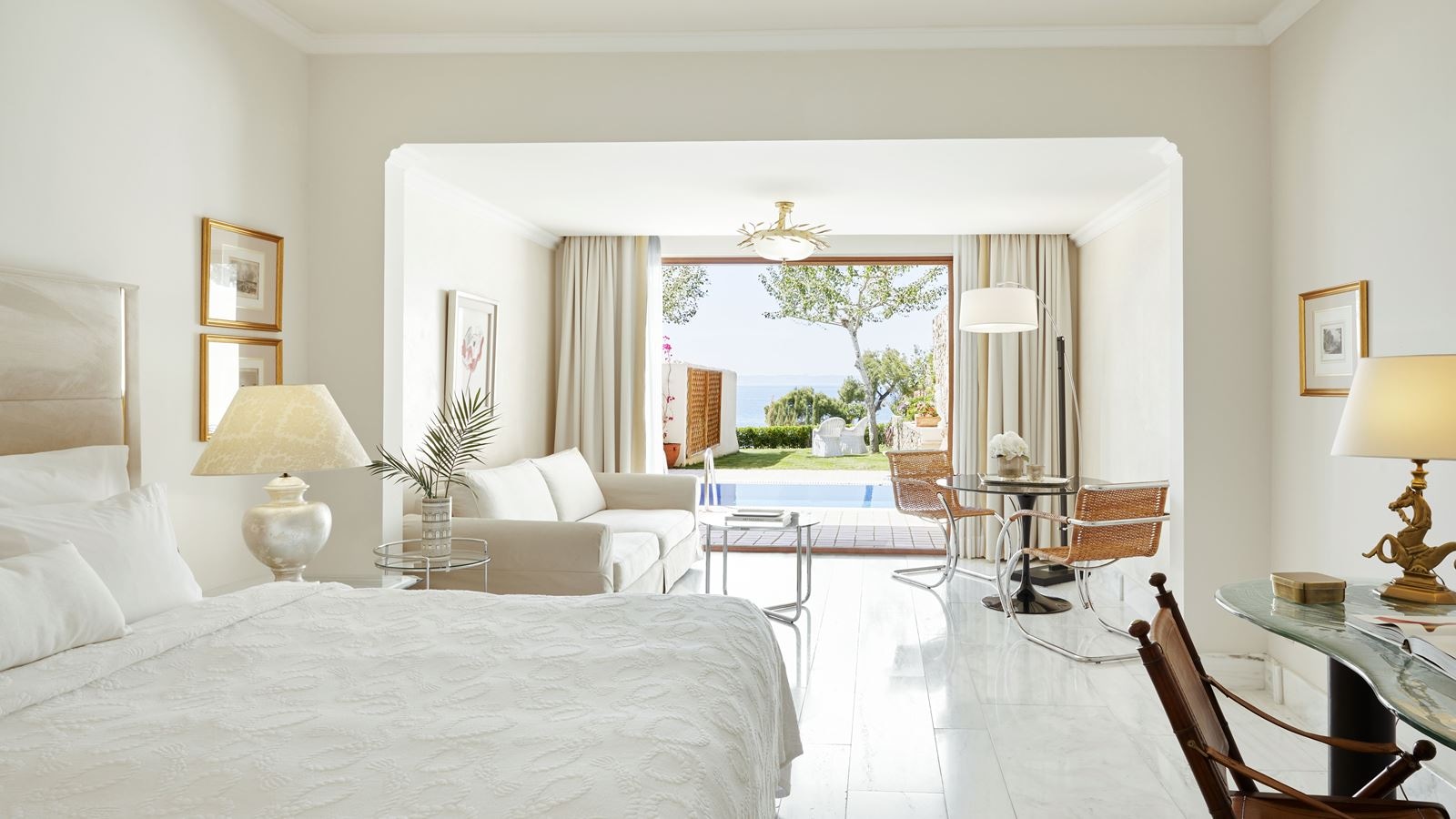 rooms-pool-suite-with-a-small-garden-sea-view
