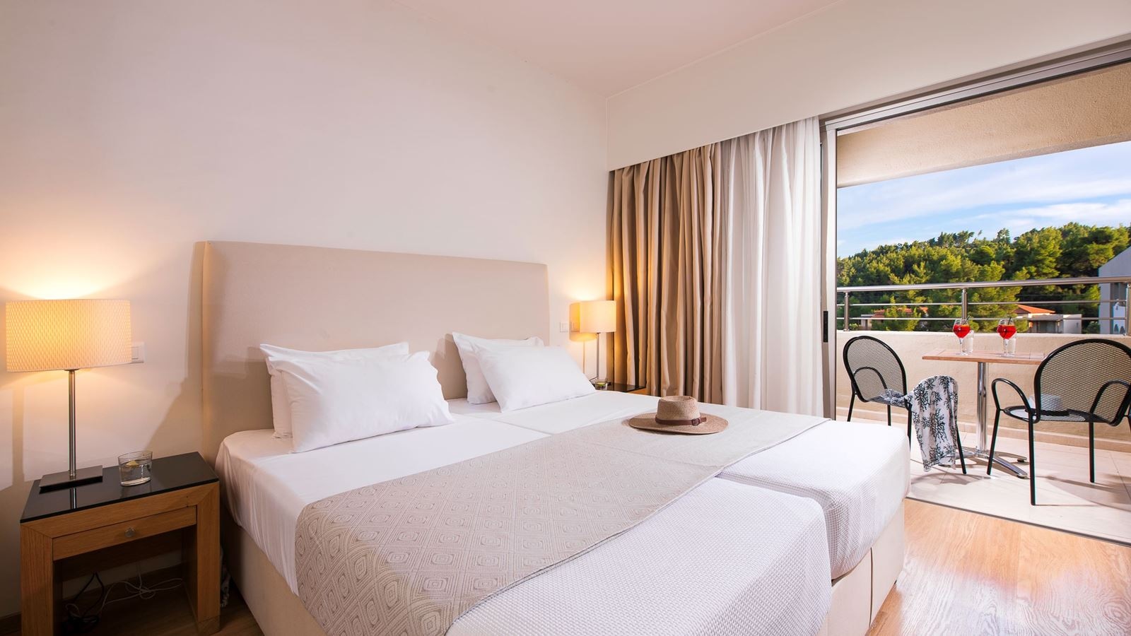 rooms-deluxe-room-garden-view