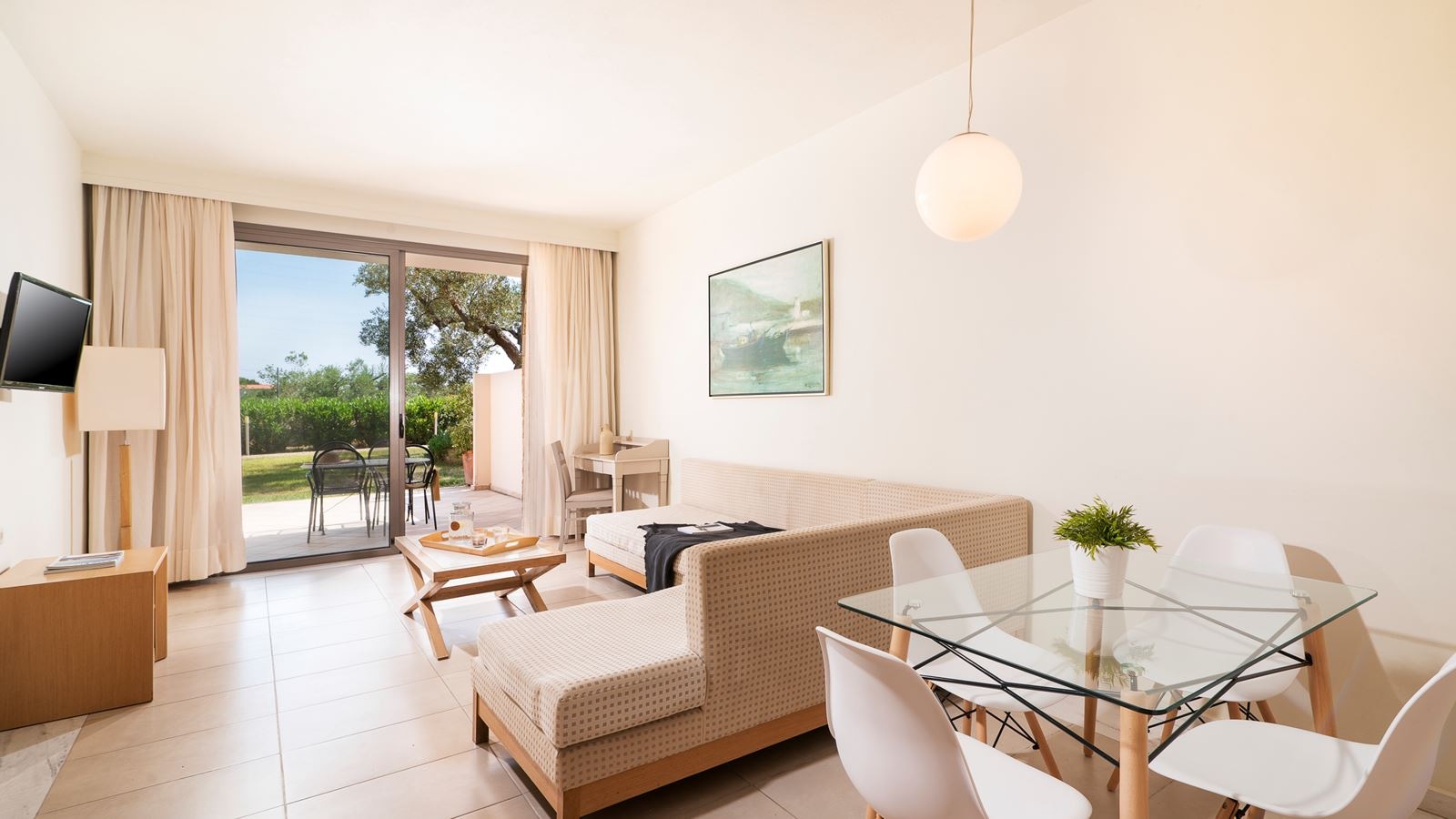 rooms-family-suite-with-garden-access