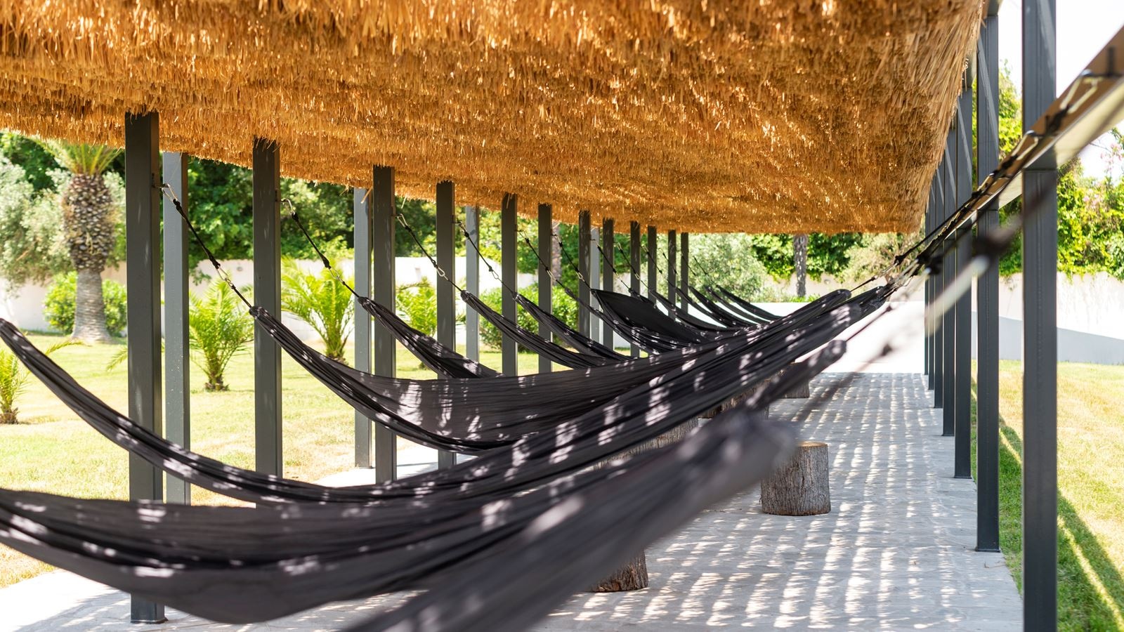 restaurants-oasis-pool-bar