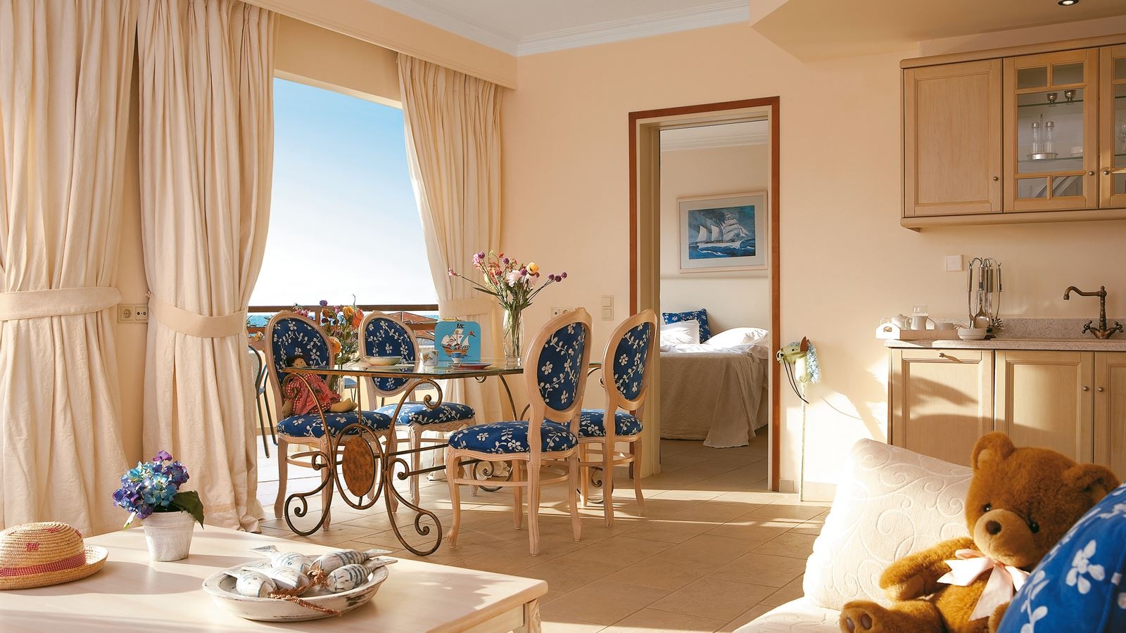 rooms-casa-marina-deluxe-suite-with-hydromassage-bathtub-side-sea-viewpool-view