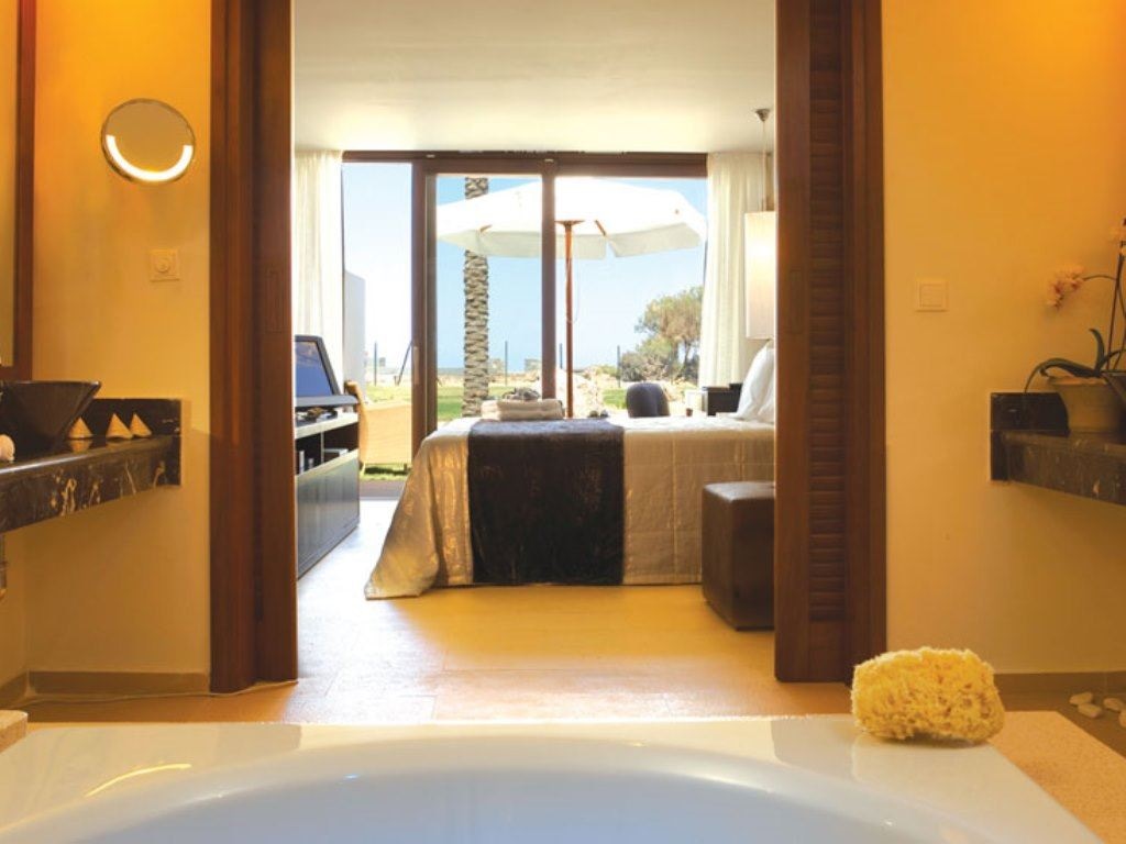 rooms-bungalow-luxury-with-garden-front-row