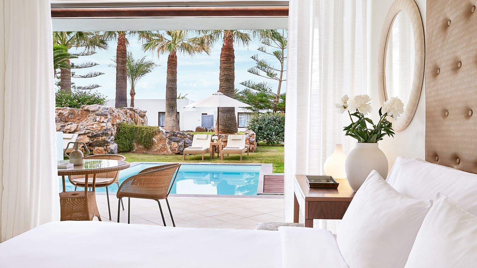 rooms-swim-up-family-room-with-garden