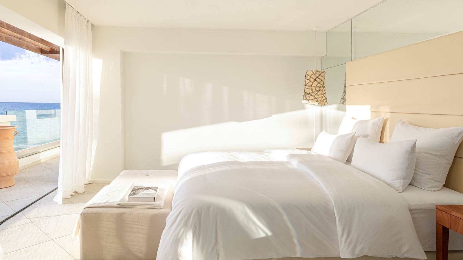 rooms-room-luxury-side-sea-view-or-lagoon-view