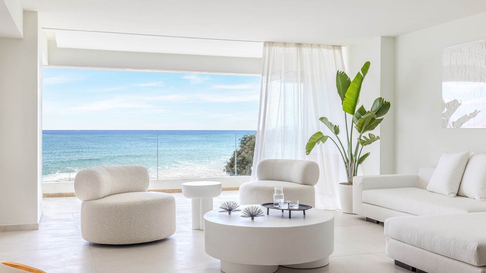 rooms-amirandes-white-suite