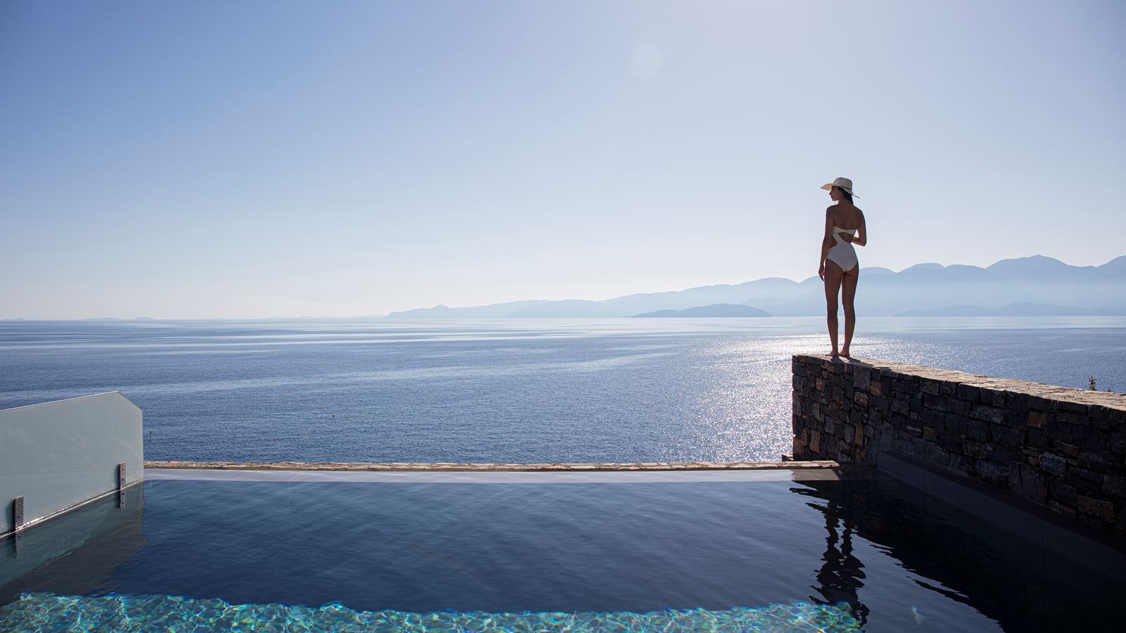 rooms-deep-blue-deluxe-waterfront-bungalow-private-pool