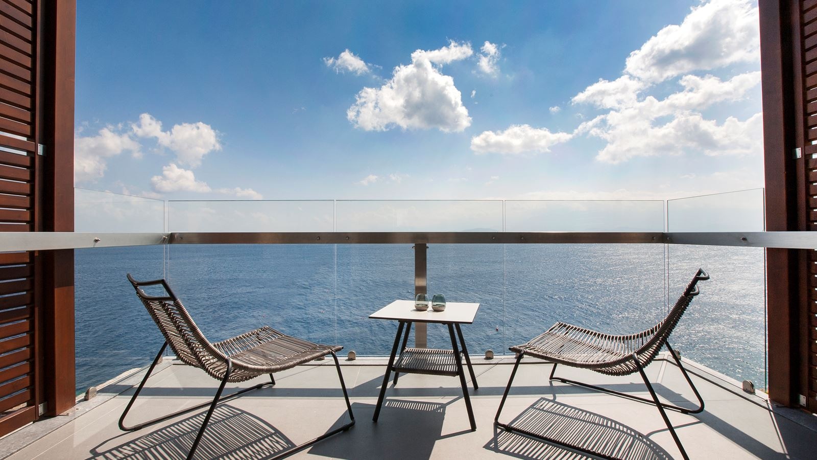 rooms-deep-blue-deluxe-waterfront-junior-bungalow-suite