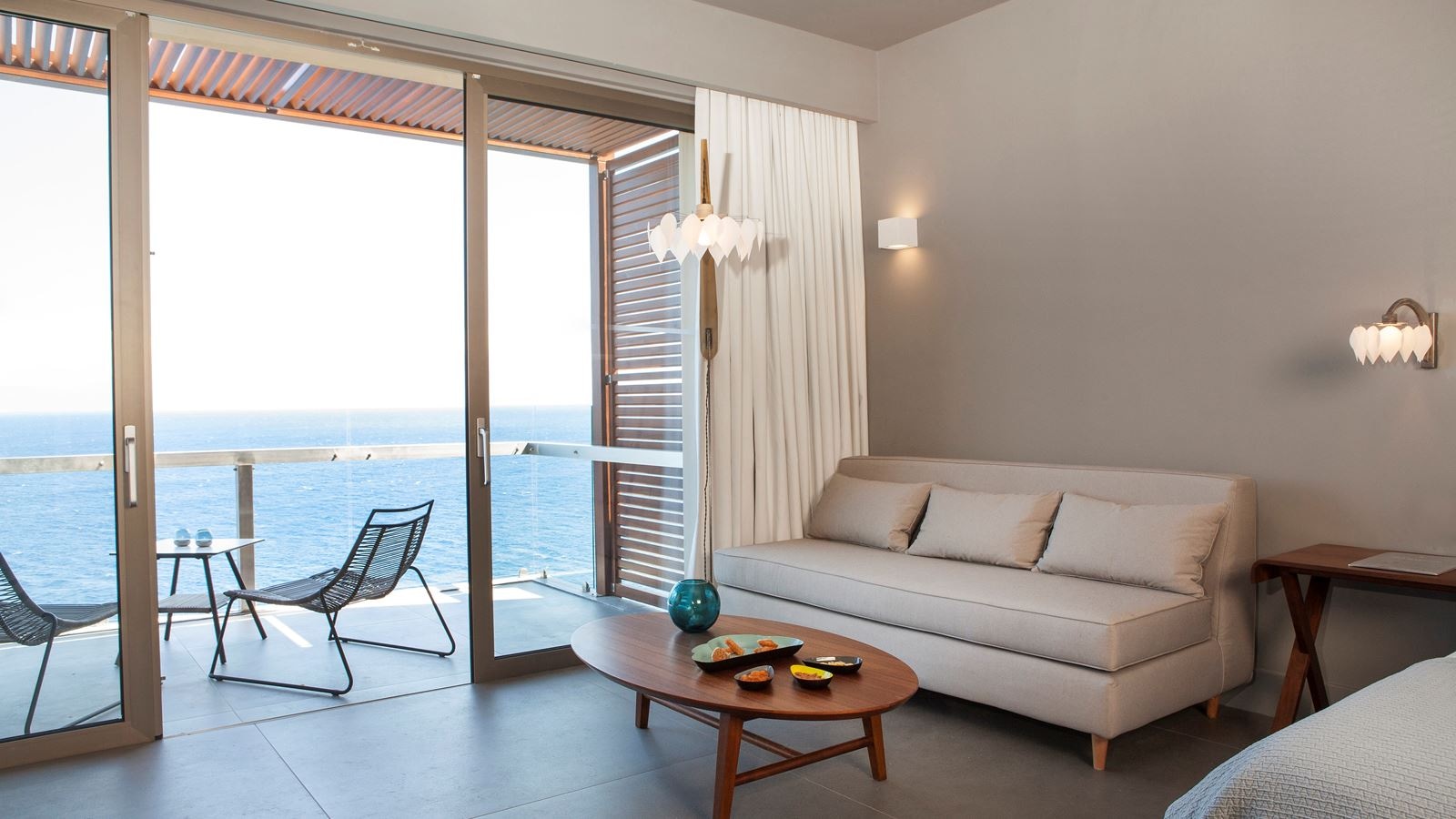 rooms-deep-blue-deluxe-waterfront-junior-bungalow-suite